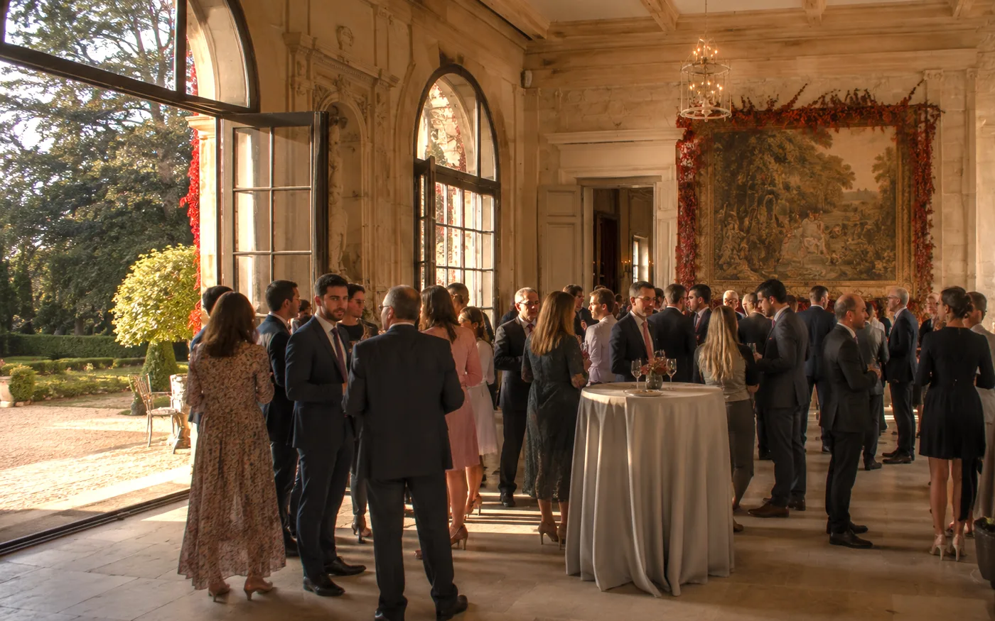 Un cocktail dans l'orangerie d'un château, à la fin du jour