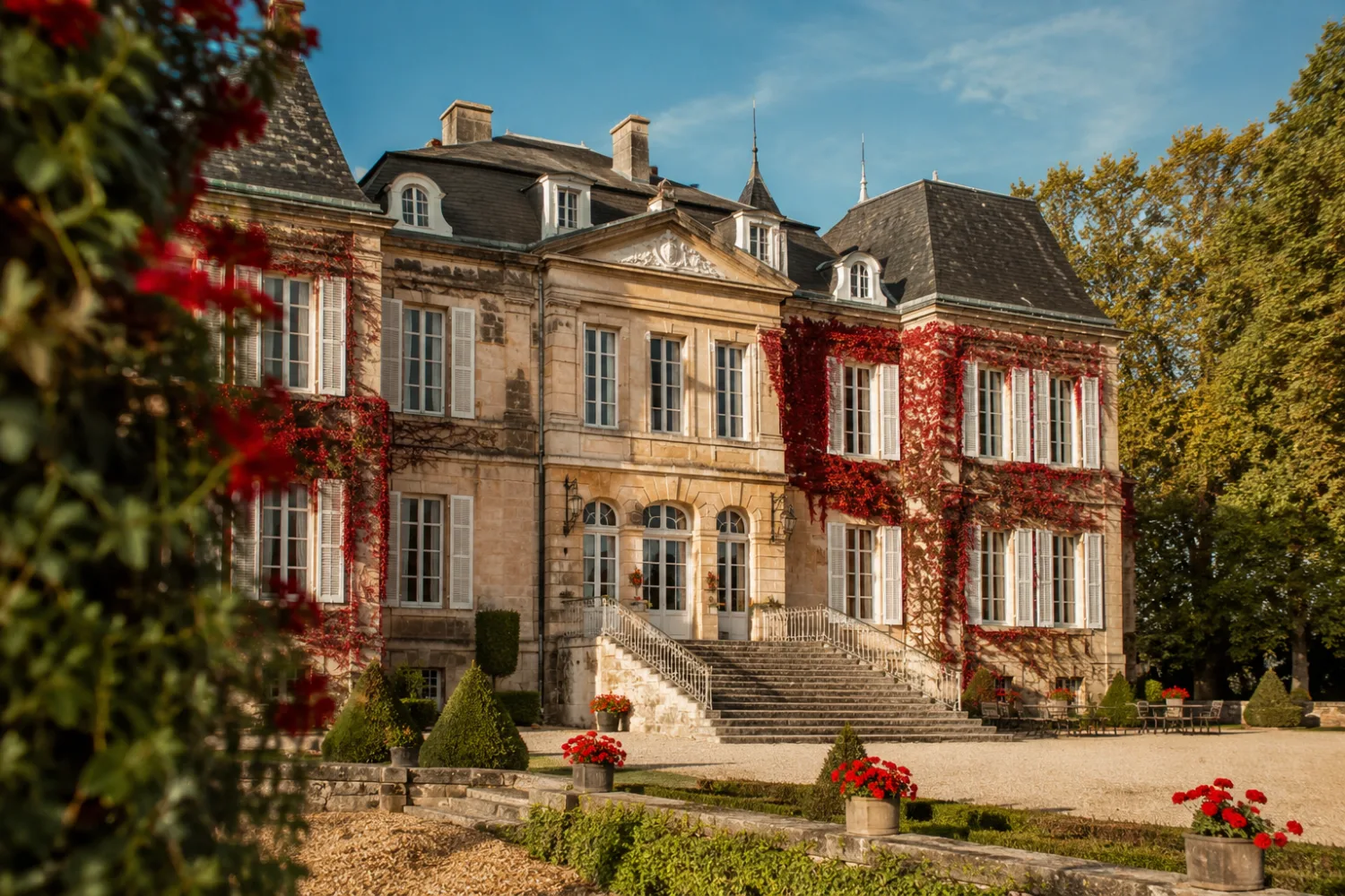 Une demeure ancienne couverte de vigne vierge rouge